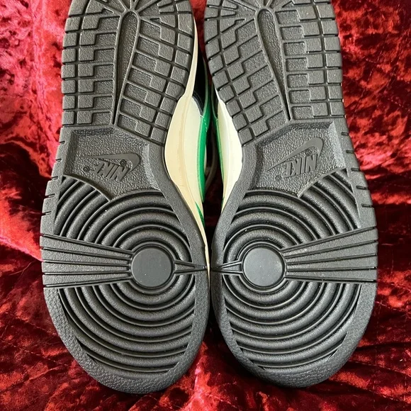 Nike Classic Green and White Dunk low Shoes.  Size 6 - Picture 4 of 6